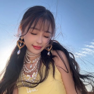 莹火安能替月光